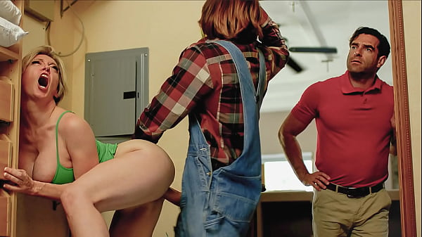 Calda MILF tettona scopa di nascosto il tizio della TV