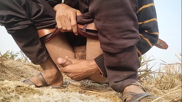 एक भारतीय लड़का बाहरी क्षेत्र में लंड हिला रहा है - bigcock585