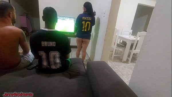 Ich musste wegen einer Wette Sex mit dem Freund meines Mannes haben, aber ich wurde geil und machte schließlich DP mit beiden