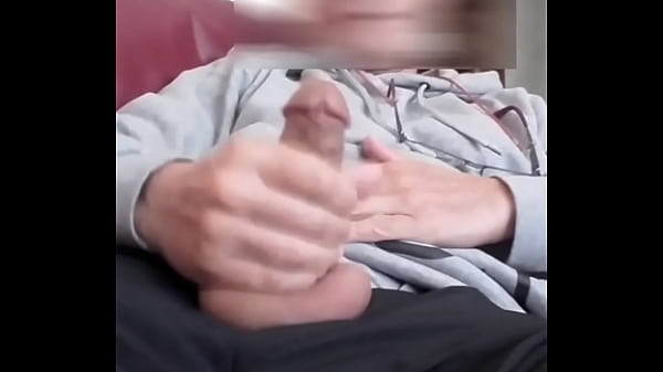 une bonne branlette de ma grosse bite, belle éjaculation crémeuse,