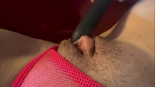 Die italienische MILF Artemisia mit großen Titten liebt es, draußen im Auto zu fahren und ihre großen, geilen Titten und harten Nippel zur Schau zu stellen