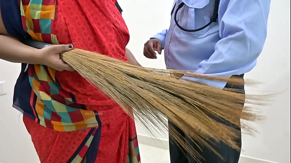 il cazzo dell'uomo della sicurezza mostra alla cameriera