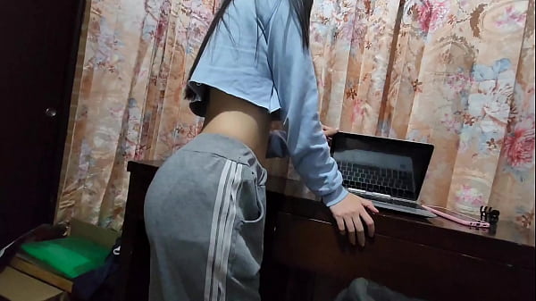 Si esibisce una ragazza carina