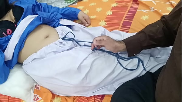 Colegiala paquistaní teniendo sexo con su propio padrastro