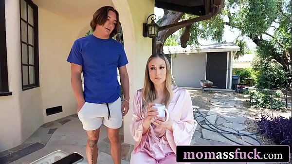 MILF amante del sesso anale non riesce a contenere il desiderio dopo aver assaggiato la sborra del figliastro