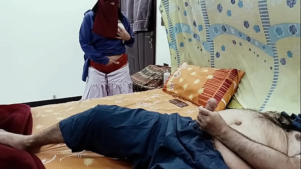 Colegiala desi viendo a su padrastro masturbándose y teniendo sexo con él