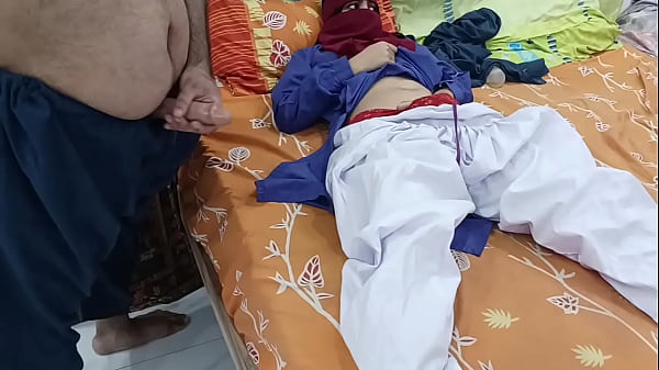 Colegiala desi atrapada masturbándose y luego follada por su propio padrastro