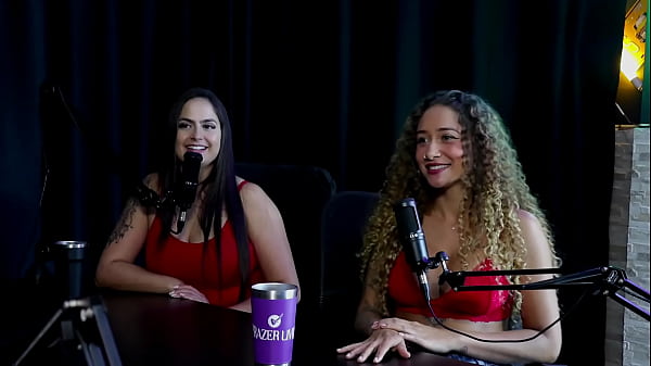 Ela nunca se divertiu com dois homens, nunca pensou em criar conteúdo com transexuais, mas... ela tem muita sensibilidade nos pés e gosta de soca fofa - Bruninha a Surfistinha (ASSISTA: SHEER/RED)