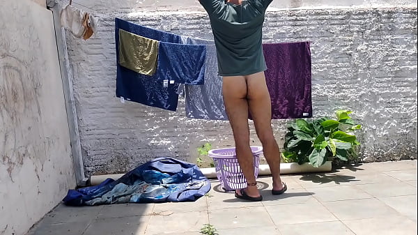 je m'occupe de mon linge sale, sans les bas, j'attends que tu m'attrapes bien