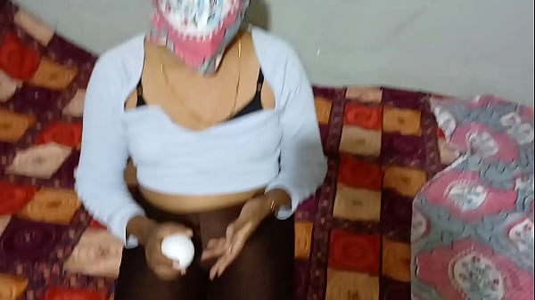 Mi hermanastra está muy cachonda y me pide que la ordeñe y le folle el coño Indian Desi linda Bhabhi