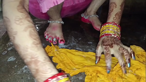 Bhabhi com tesão fazendo xixi no banheiro pornô em hindi