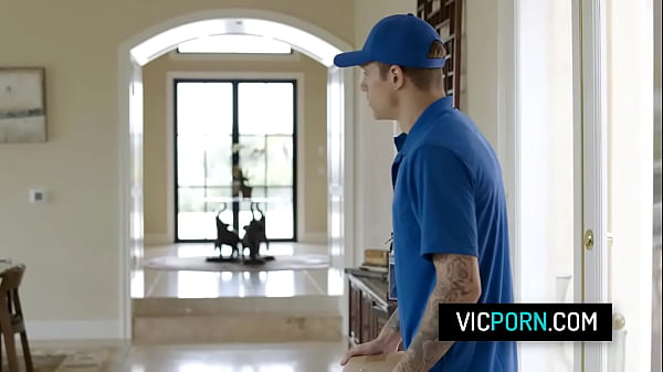 Horny housewife Pristine Edge has anal sex with the delivery guy