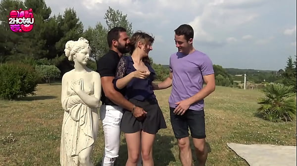 Elle offre sa chatte poilue à 2 mecs pour sa première double vaginale...