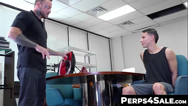 Perps4Sale.com - Sean Duran &amp_ Des Irez - Der tätowierte schwule Hengst Dez Irez reitet den Schwanz des großen Beamten Sean Duran
