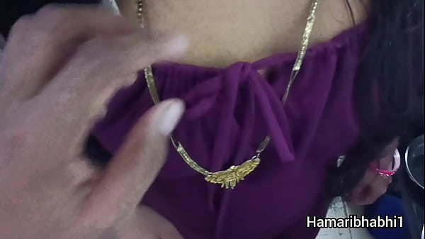 Indian Desi Xxx Desi Hot Indian Bhabhi viene scopata dall'amico di suo marito quando era sola. Video del ragazzo indiano desi hindi che parla sporco.