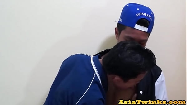 Twink asiático lamiendo anal engendra amateur en pose de lado