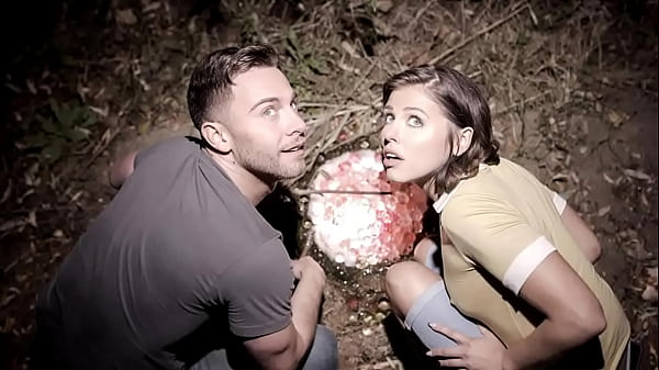 Adriana Chechik und ihr Freund werden von Außerirdischen abgeholt, um eine Live-Sexshow im UFO aufzuführen – Ganzer Film auf FreeTaboo.Net