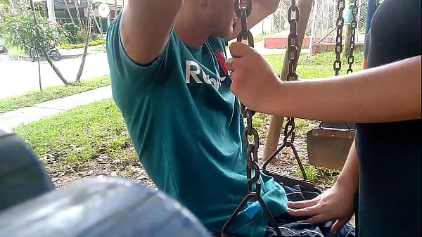 Perverser Typ holt im Park seinen Schwanz raus, ERNSTHAFT! Ich habe ihn gelutscht und seine ganze Milch auf meinem Gesicht und in meinem Mund herausgesaugt, alle Leute, die an dem Ort vorbeikamen, starrten mich an