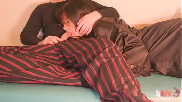 Belle-mère et beau-fils partagent un canapé