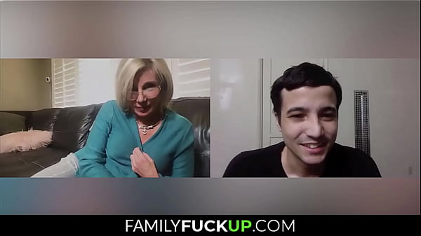 FamilyFuckUP.com - Une pute se déshabille et se masturbe pour son petit-fils préféré, Payton Hall, Ricky Spanish