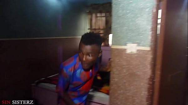 IL VECCHIO UOMO DELLA COMMEDIA È ANDATO A SCOPARE SUA MOGLIE NEL BAGNO MENTRE IL MARITO È A LETTO NELLA STESSA STANZA