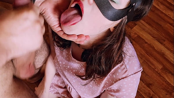 Verspieltes Abspritzen eines Teenie-Mädchens