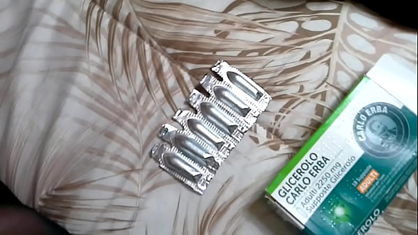 Supositorios de glicerina metido en el culo con un vibrador