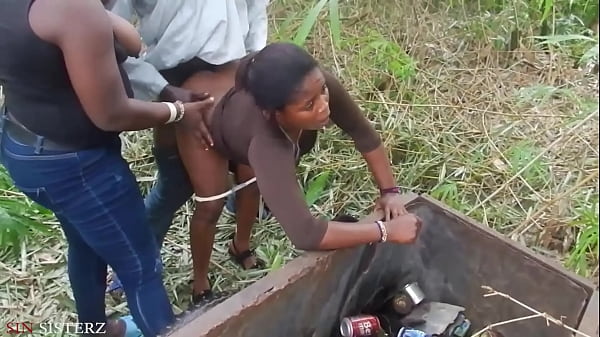 Hübsche Dame erwischt ABOKI beim Ficken im Busch. BBW-Hardcore-Cumshot auf jede Vagina