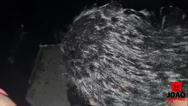 Menina adolescente apaixonada se mostra exótica