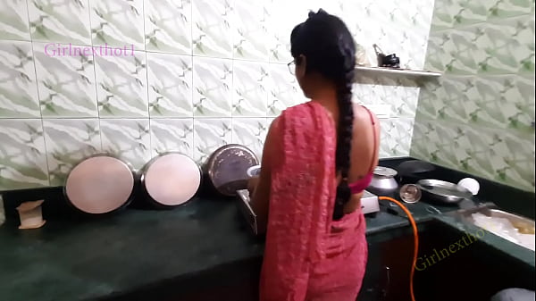 Bhabi indiano fodido na cozinha por Devar - Bhabi em Red Saree