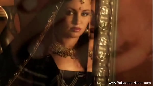 Procure a dançarina indiana enquanto aproveita profundamente o momento