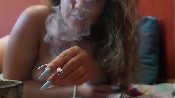 Ich lege mich auf mein Bett und denke an deinen Schwanz und eine Zigarette