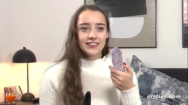 Das Erste: Medea verwöhnt ihre beiden Löcher mit einem Kristalldildo