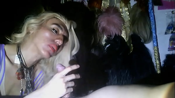 Ich lutsche immer wieder diesen dominanten, weißen, großen Schwanz (Kommentiere, like, abonniere und füge mich als Freund hinzu, um weitere personalisierte Videos und Treffen mit dem echten Leben zu erhalten)