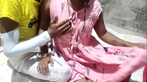 Una teenager amatoriale si spoglia - adorabile