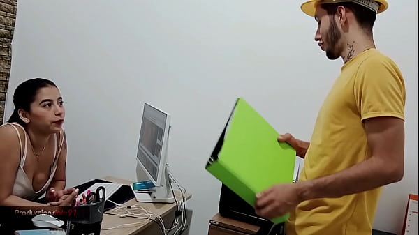 Do il cazzo al capo per calmarle la febbre e lei mi dà un bonus