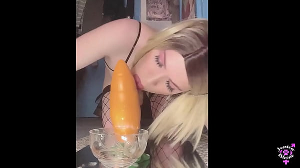 Huge Neotori Carrot Dildo Vs Jessica Bloom
