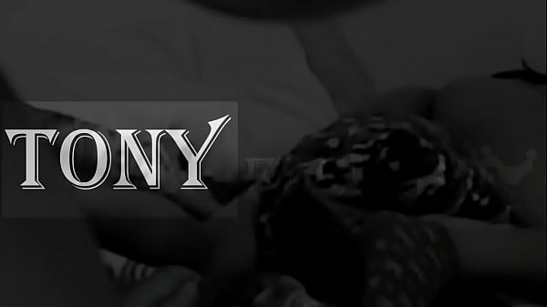 Ich habe das falsche Loch genommen, meine Freundin mit ihrer Freundin verwechselt und sie gefickt, während sie gerade ein Picknick machte. Alles lief gut, bis meine Freundin kam und an die Tür klopfte, aber ich hatte ihr Loch bereits triefend vor Sahne zurückgelassen.