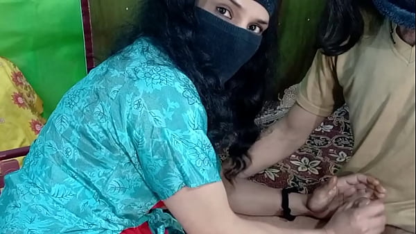 Le petit ami a été surpris lorsque sa petite amie indienne lui a offert une belle branlette après une intense séance de caresses sur ses seins sexy.