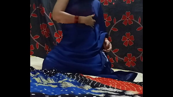 La calda ragazza Priyanshi Sharma in sari blu e mutandine rosse geme forte