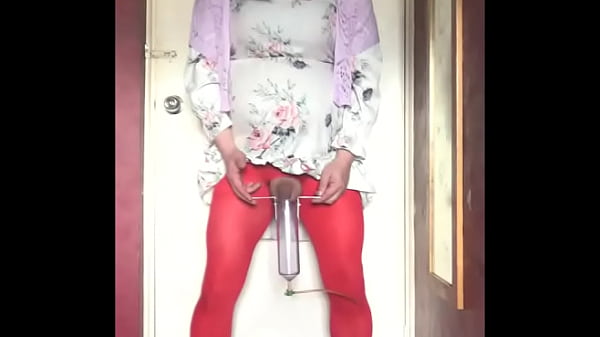 Crossdressing-Sissy wird nicht aufhören, seine eigene Pisse zu schlucken, bis er zuerst etwas von deiner Pisse geschluckt hat