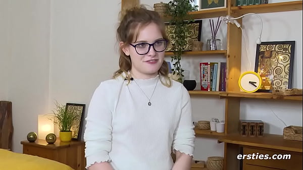 Das Erste: Luna verwöhnt ihre rasierte Muschi mit einem Dildo und einem Vibrator