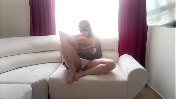 La sorellastra latina si eccita leggendo le dita del vecchio libro del sesso e succhia il cazzo del fratellastro a Brooklyn Usa 1 FULLONXRED