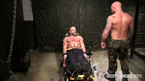 El soldado Drake interroga a otro soldado, Dirk.