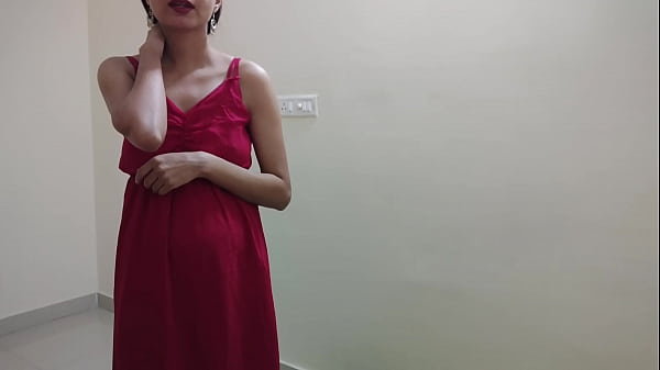 El hermanastro mayor no puede dejar de espiar a la hermanastra pequeña - saarabhabhi6