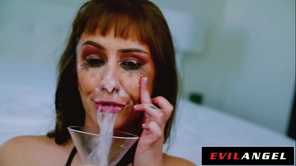 Böses Babe trinkt nach schlampigem Gesichtsfick ein Glas Sperma und Spucke - EvilAngel