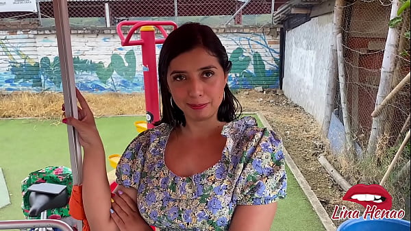 Ein Fremder lädt die Saftverkäuferin zu sich nach Hause ein, damit sie gegen Geld seinen Schwanz lutschen kann und ihm den besten Blowjob ihres Lebens gibt, bis sie sein ganzes Sperma geschluckt hat