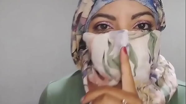 Une femme arabe en hijab se masturbe silencieusement jusqu'à un orgasme extrême dans le niqab REAL SQUIRT pendant que son mari est absent