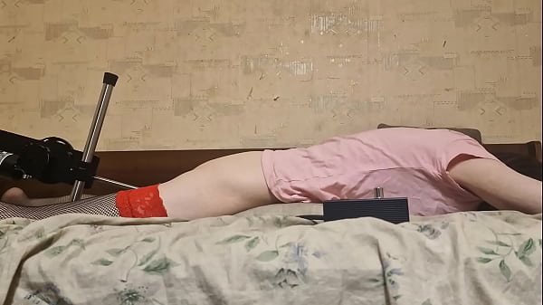 可爱的 femboy 屁股伸展他妈的机器热视频
