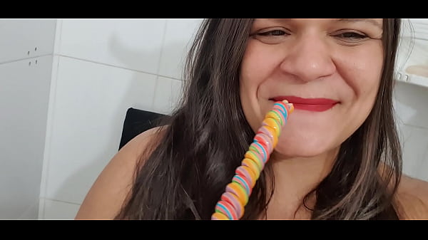 Diaba tut dies, bevor sie Halloween-Süßigkeiten besorgen geht